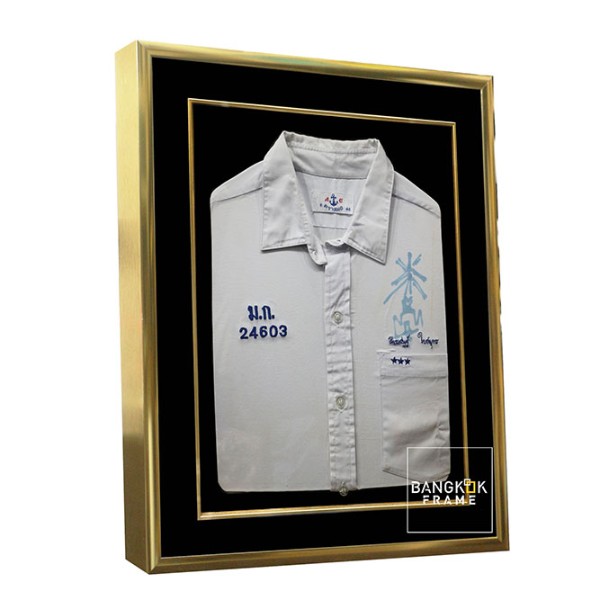 กรอบรูปโชร์เสื้อขาวพร้อมลายเซ็นนักร้องที่ชอบ